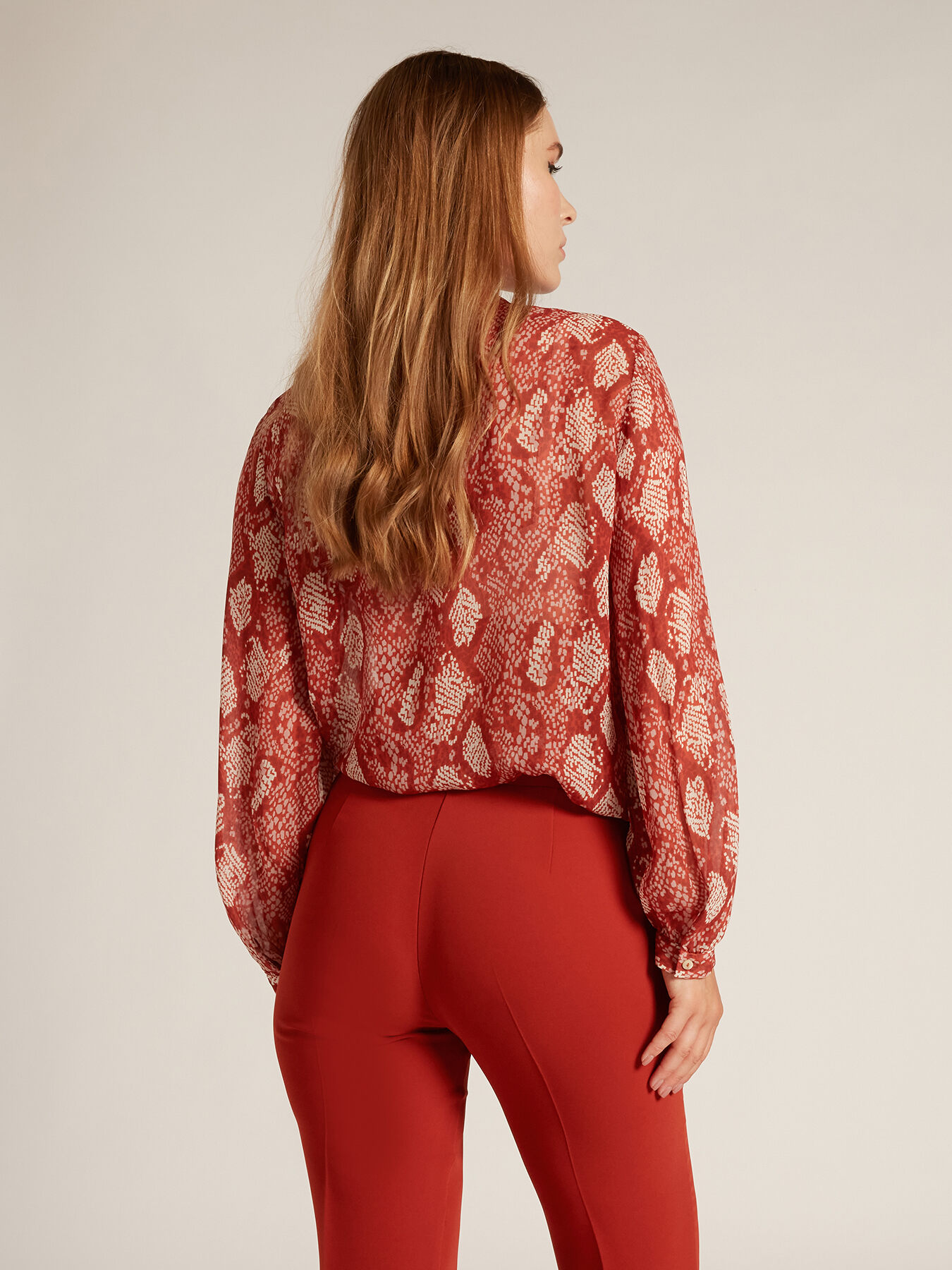 Blusa animalier com jabot image number 2