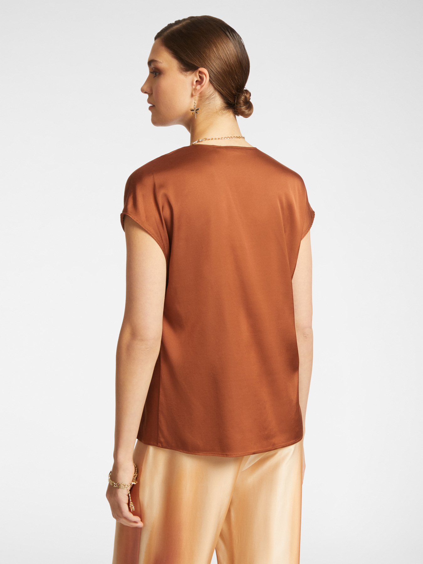 Blusa de cetim com decote em V image number 1