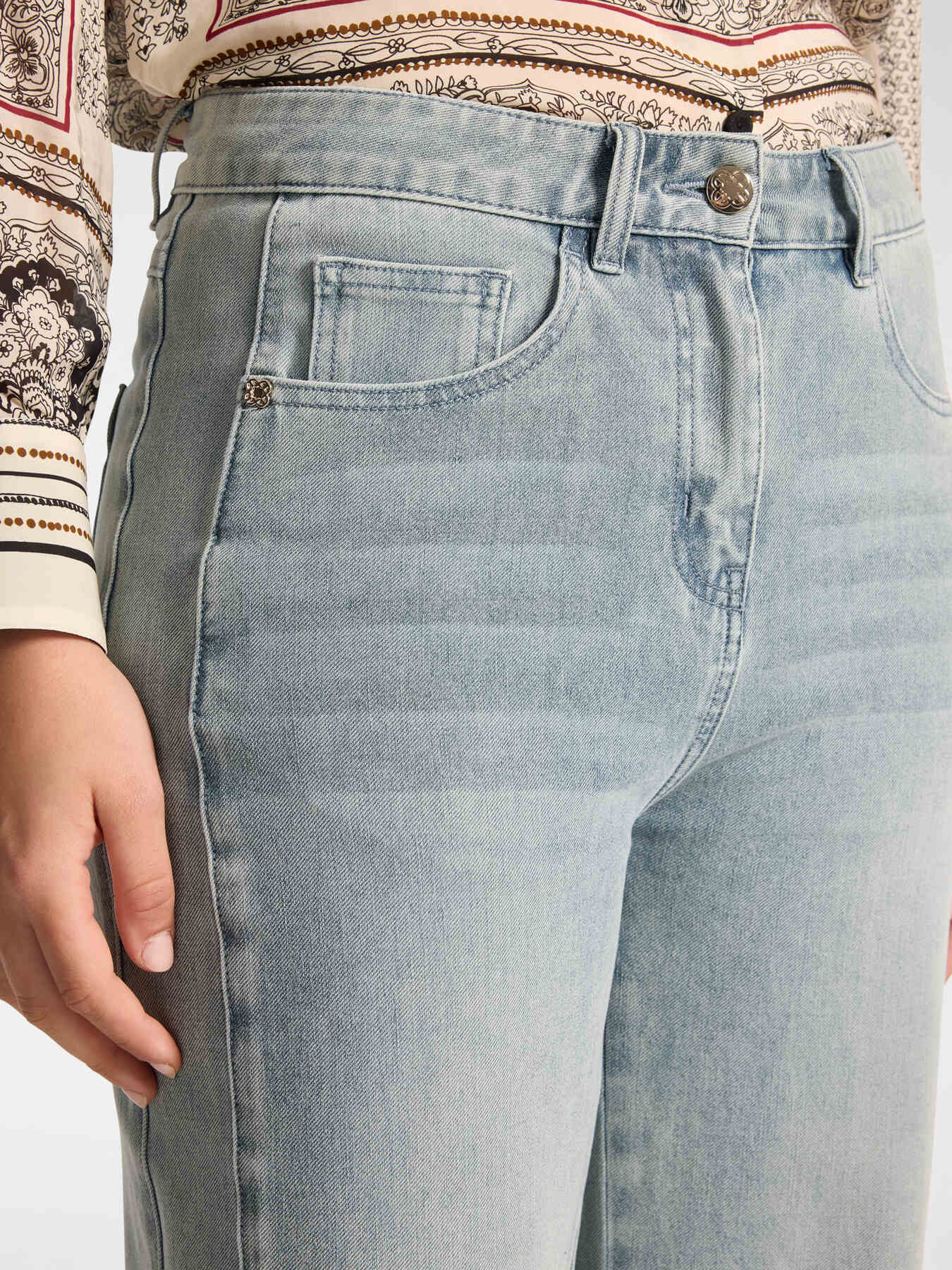 Jeans mit ausgestelltem Bein in Washed-Optik image number 3