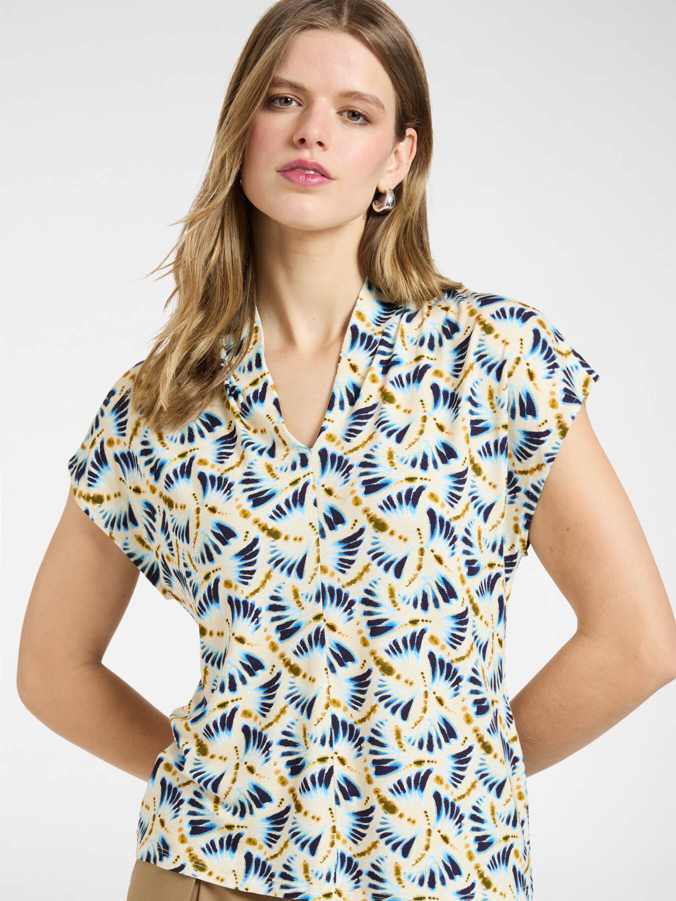 T-shirt stampata con scollo a V image number 0