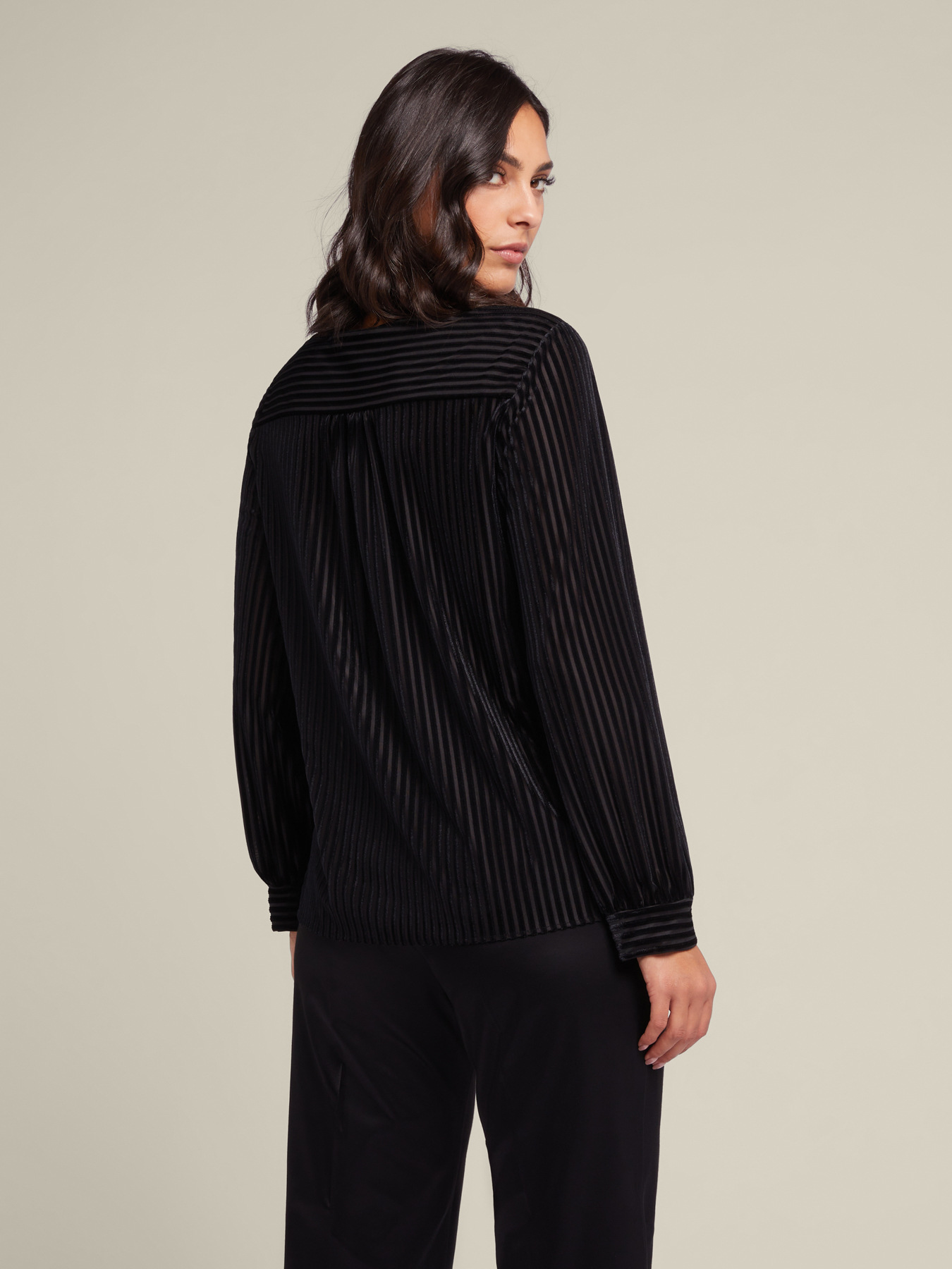 Blusa de terciopelo de canal&eacute; image number 2