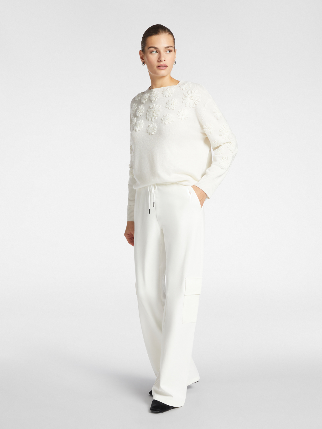 Pullover mit aufgestickten Blumen image number 3