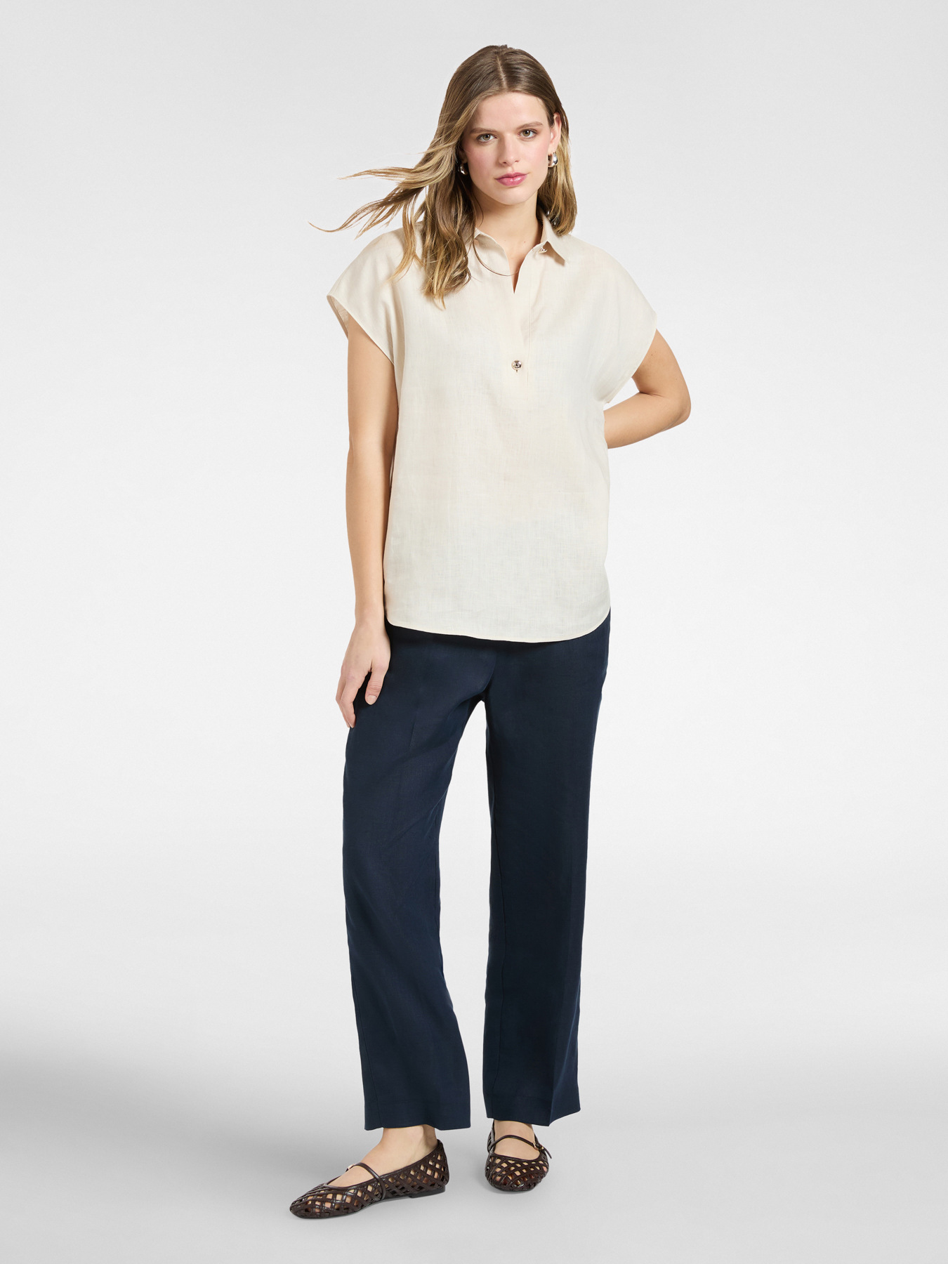 Blouse en lin &agrave; manches courtes image number 2