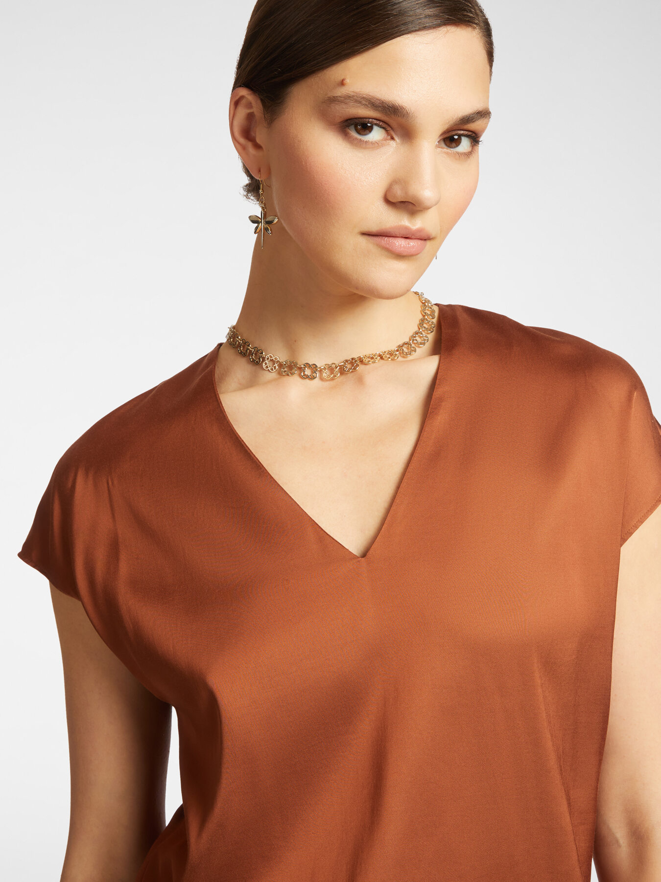 Blusa de cetim com decote em V image number 3