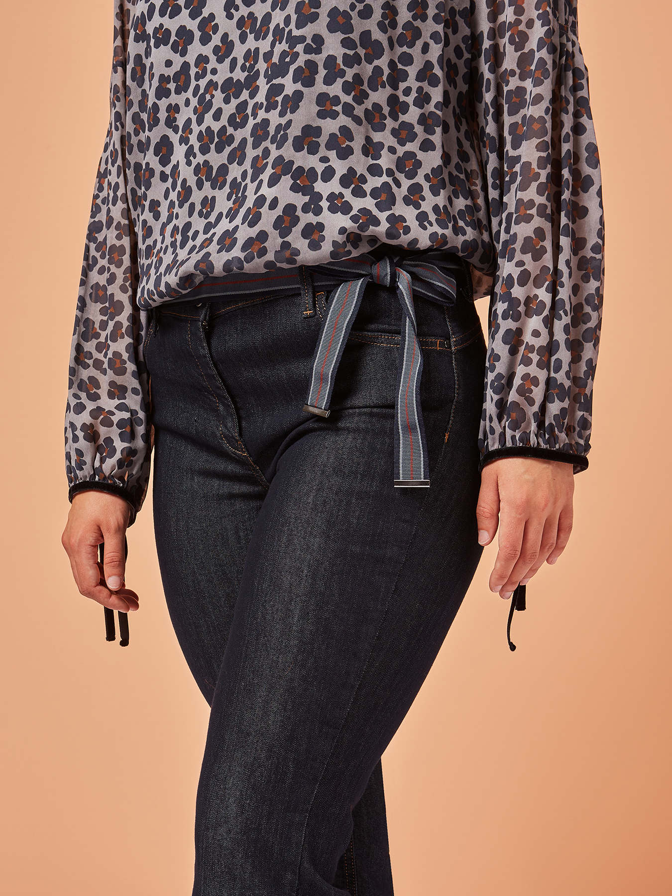 Jeans flared con nastro in vita image number 3