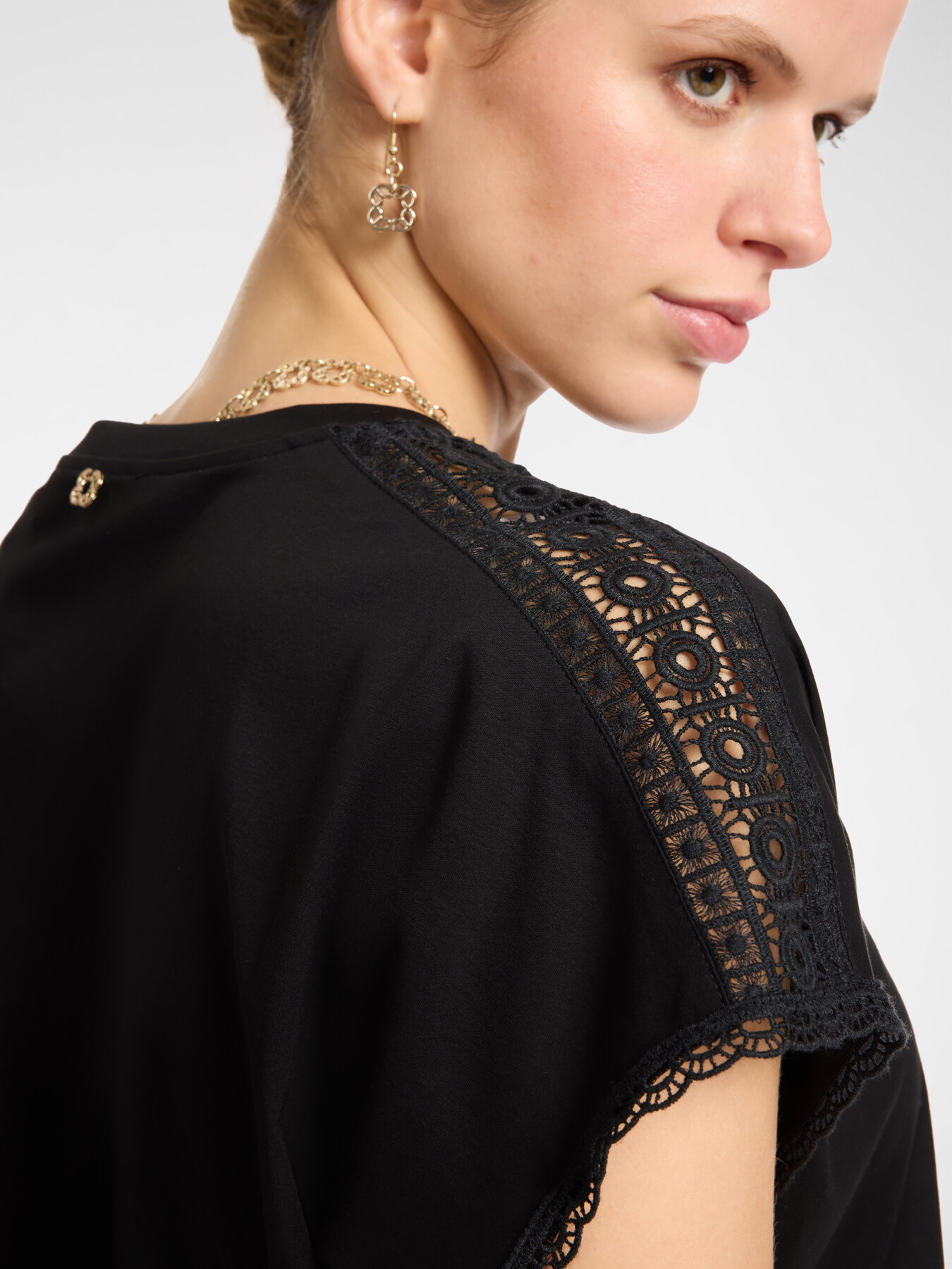 T-shirt with lace insert on the shoulders image number 3