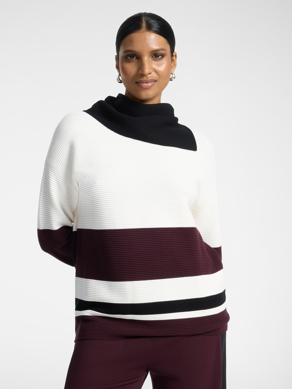 Gestreifter Strickpullover mit asymmetrischem Rollkragen