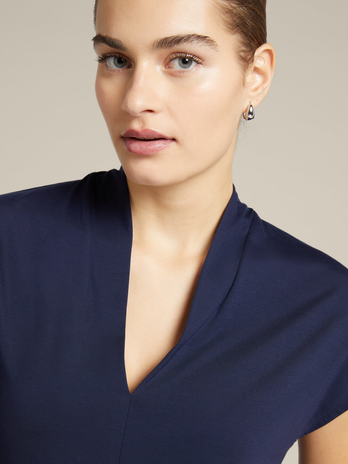 T-shirt com gola levantada image number 2