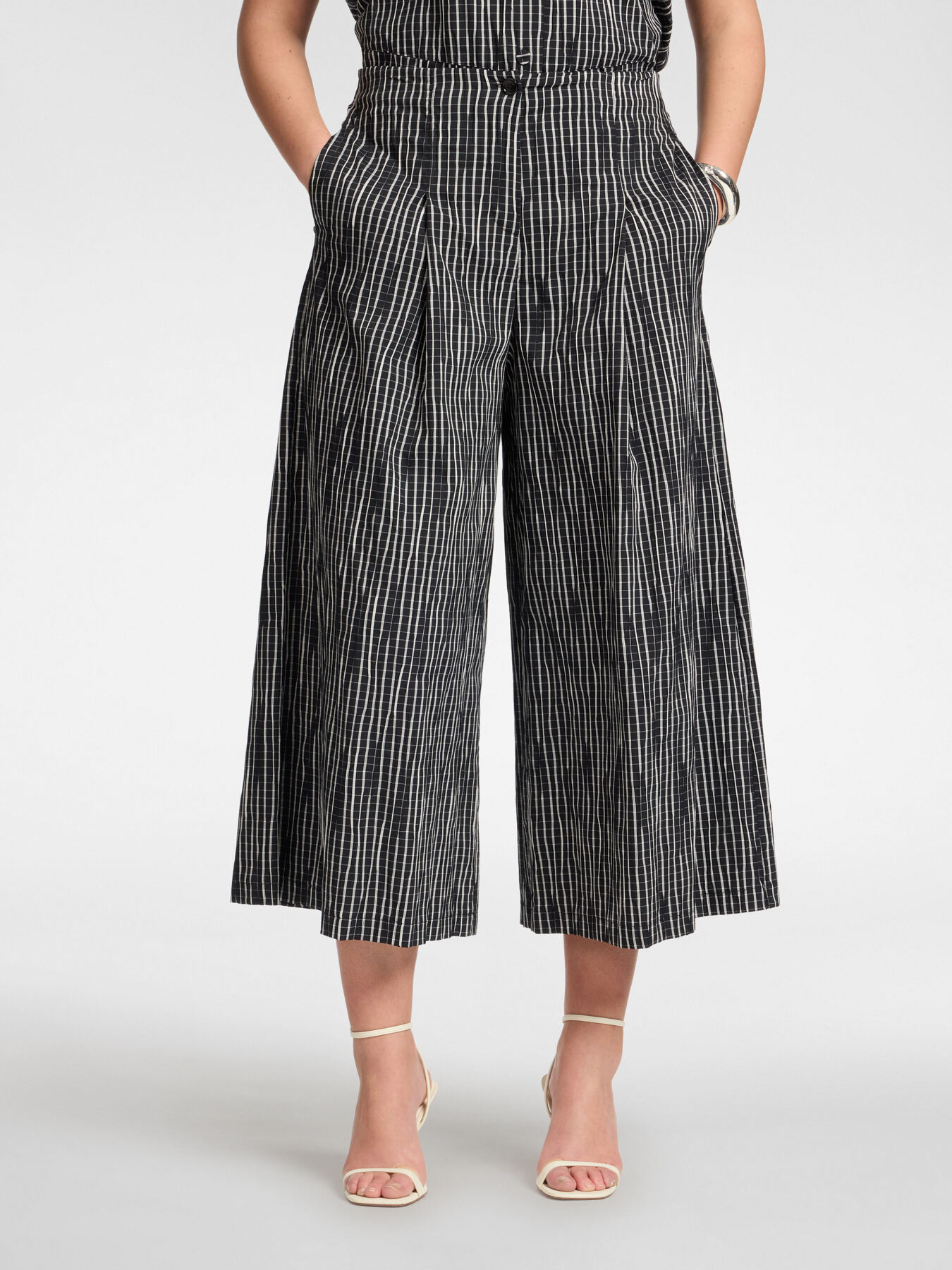 Pantalon pliss&eacute; court image number 2