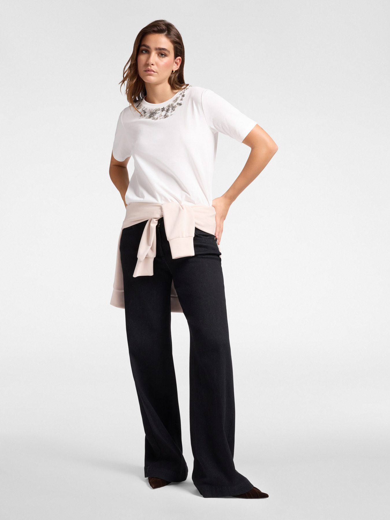 T-Shirt mit Blumenstickerei image number 2