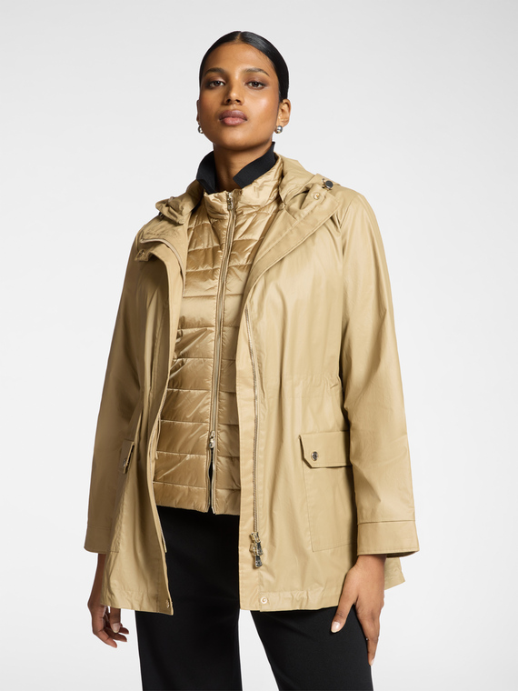 Parka con capas y capucha