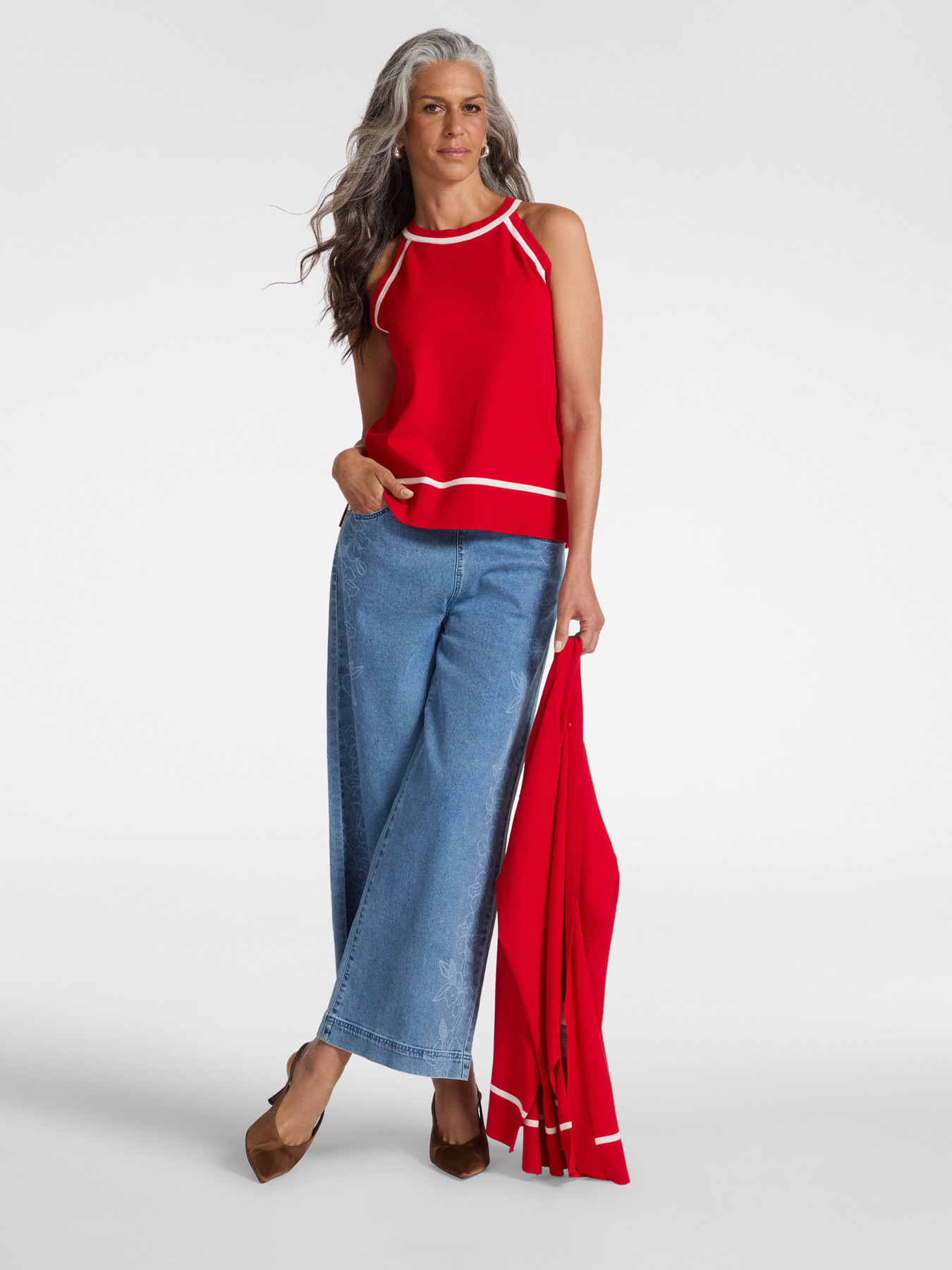 Knit top with contrasting edges image number 2