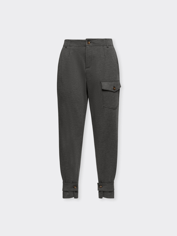 Pantalón con bolsillo y tirantes en la parte inferior.