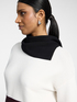 Gestreifter Strickpullover mit asymmetrischem Rollkragen image number 3