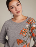 Pull avec broderie florale image number 3