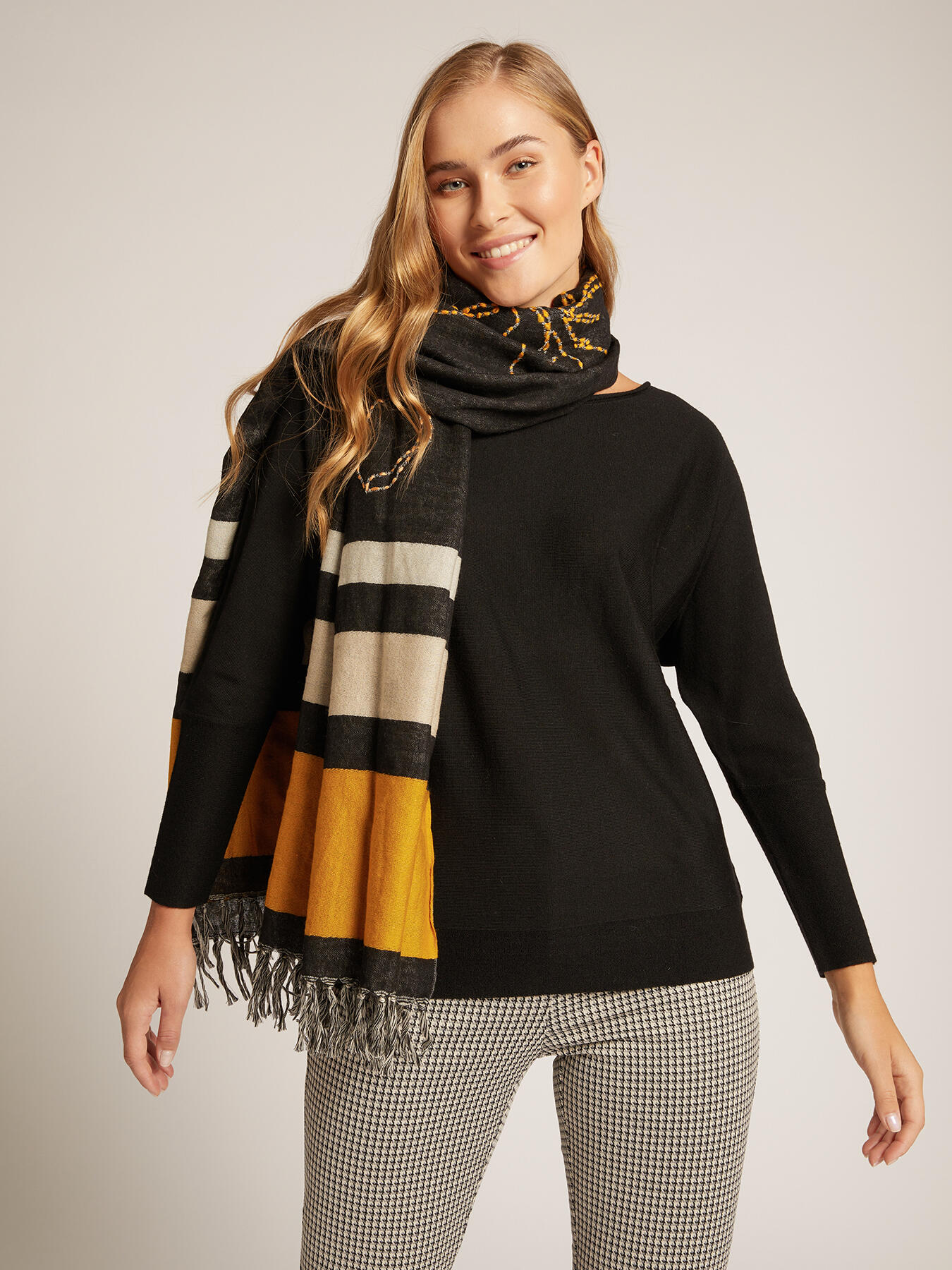 Wool scarf with embroidery image number 0