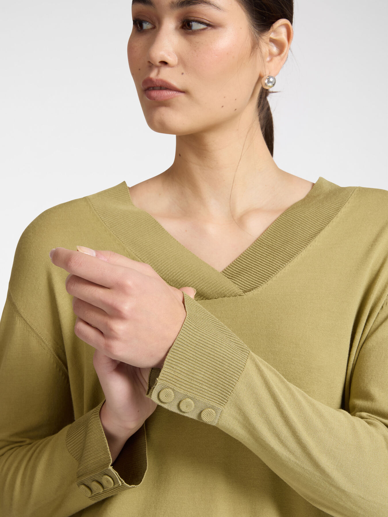 Shirt mit V-Ausschnitt aus Viskosemischung image number 3