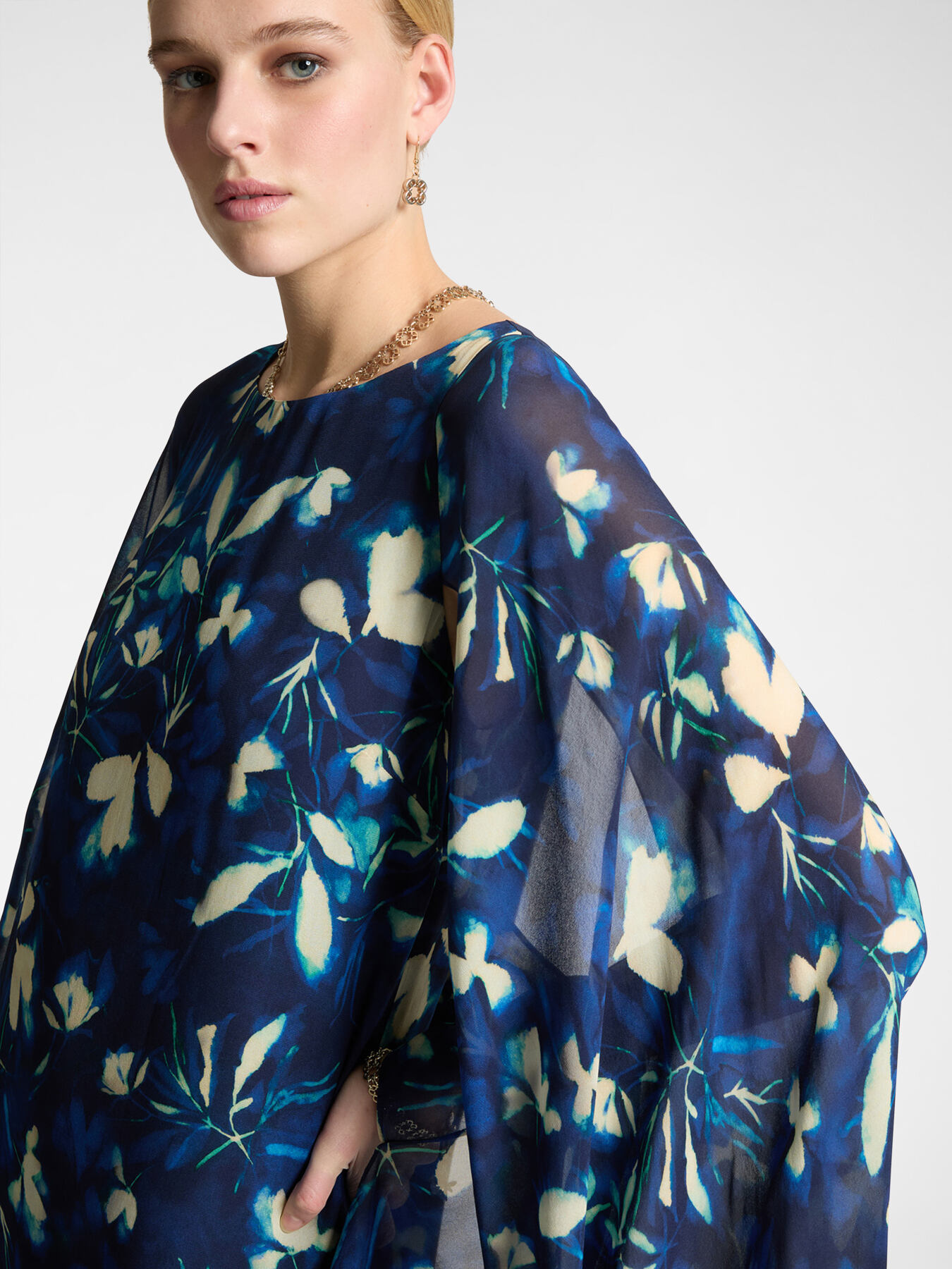 Robe &eacute;l&eacute;gante imprim&eacute;e avec cape image number 3